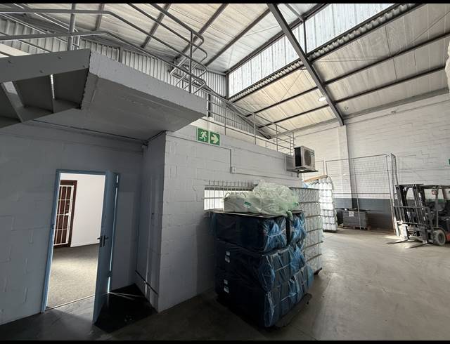 2,330M² WAREHOUSE TO LET IN RETREAT